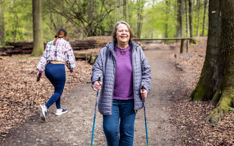 Anne-Marie se promène dans les bois