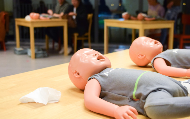 2 EHBO babypoppen op een tafel tijdens een workshop levensreddend handelen bij jonge kinderen