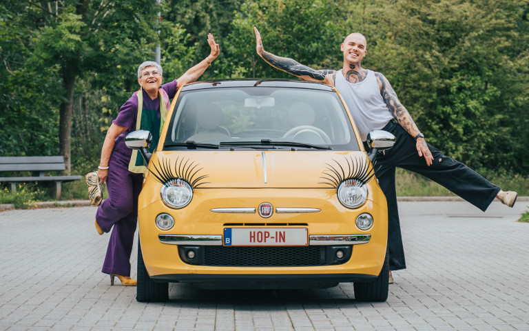 Gele fiat met wimpers op koplampen en nummerplaat Hop-in