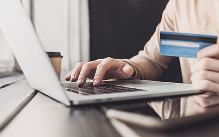 iemand doet een online betaling