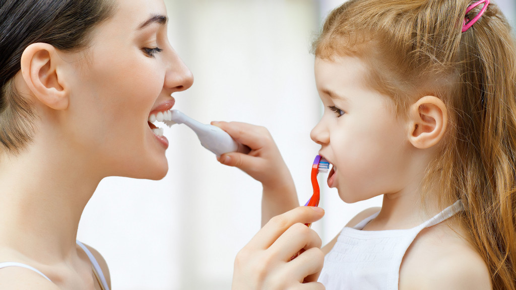 mama en dochter poetsen tanden