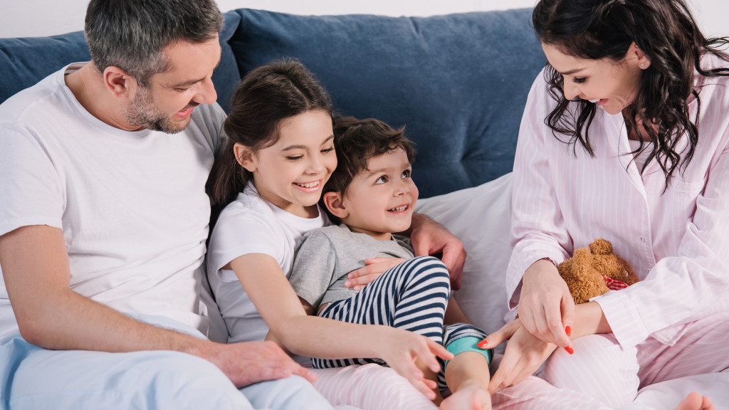 famille ensemble et confortable à la maison