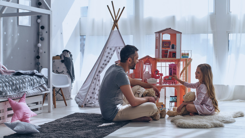 papa joue avec sa fille pendant le congé