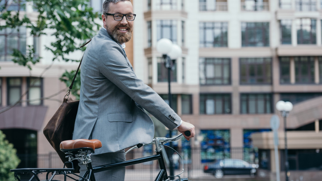 Man gaat met fiets naar werk