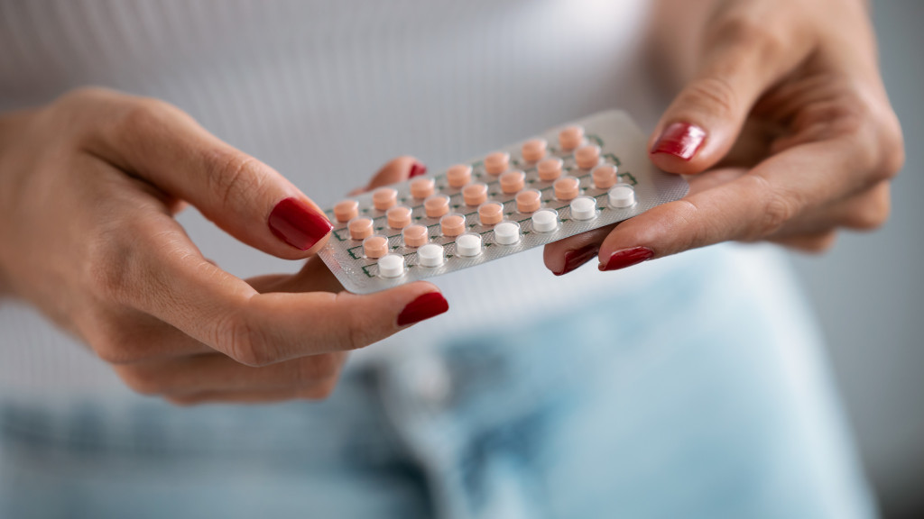 femme avec pilule contraceptive