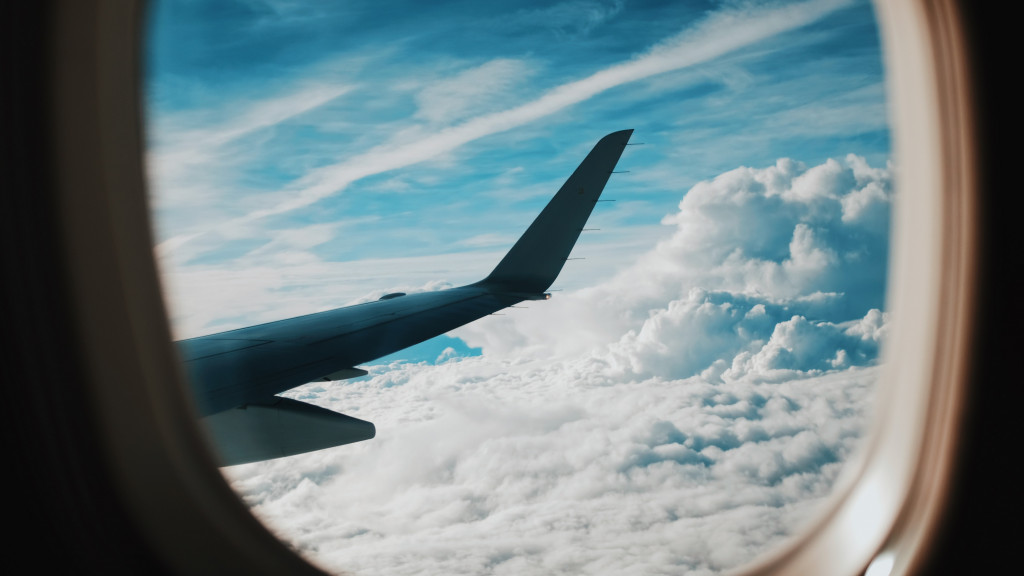 vue du hublot de l'avion dans les nuages