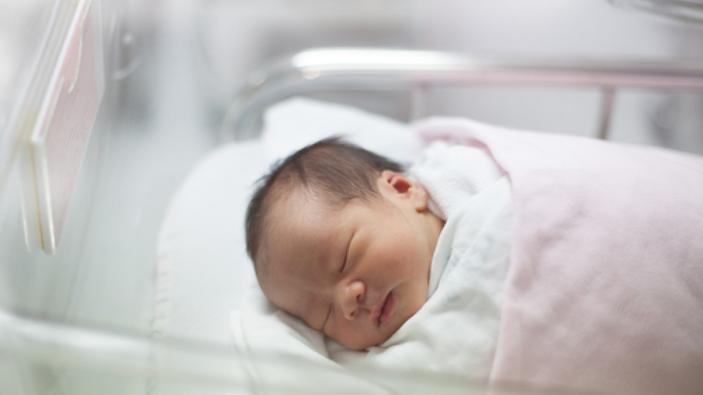 Nouveau-né dans un lit d'hôpital