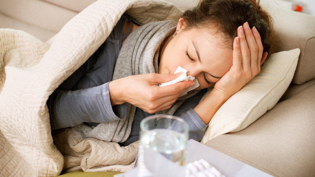 Vrouw met griep in bed