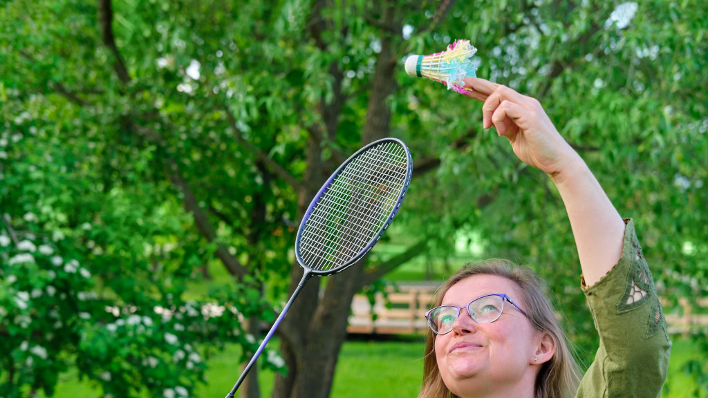 Vrouw speelt badminton banner