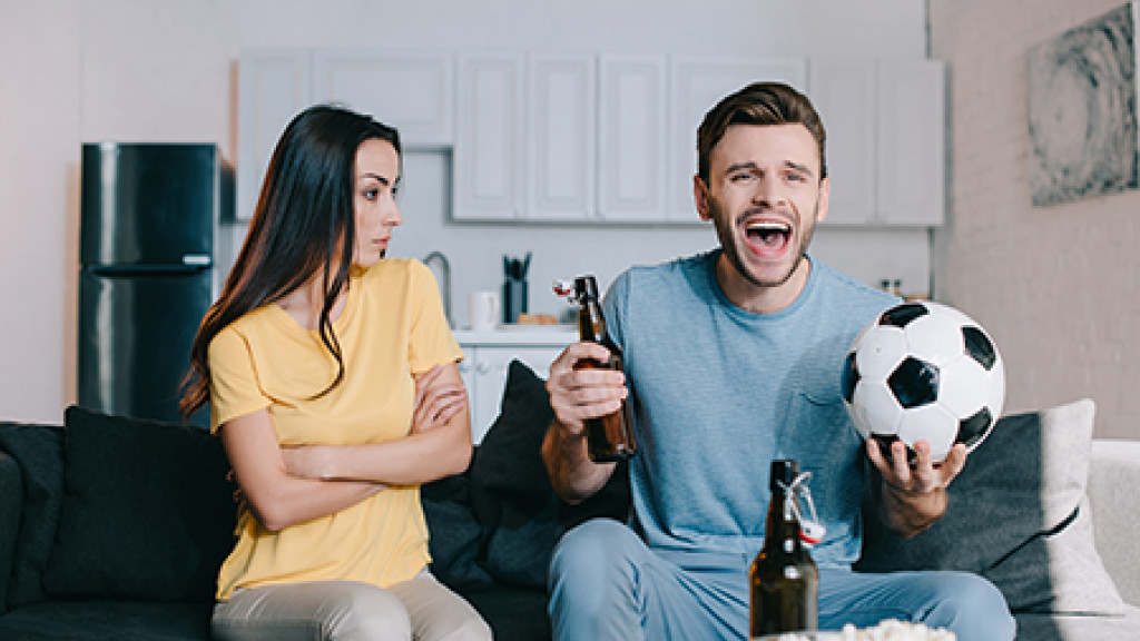 Un couple regarde un match de football à la télévision