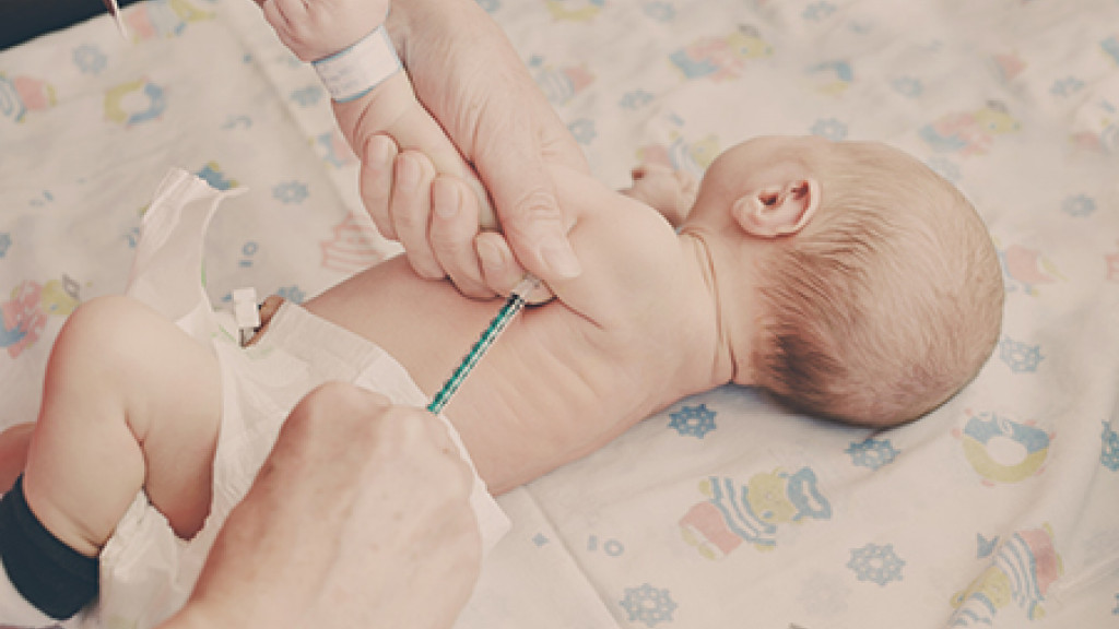 Pasgeboren baby krijgt vaccin