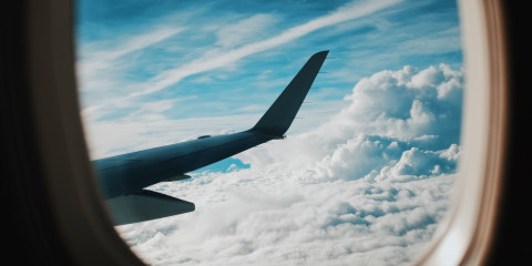 Wolken vanuit een vliegtuig in de lucht