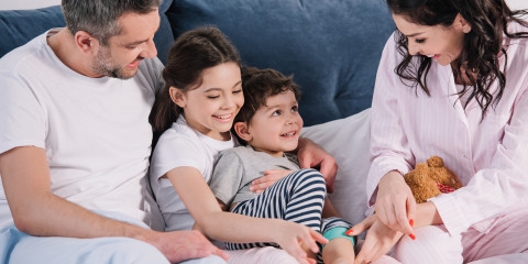 famille ensemble et confortable à la maison