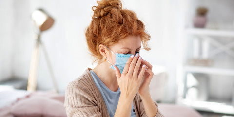 femme malade du coronavirus avec son masque
