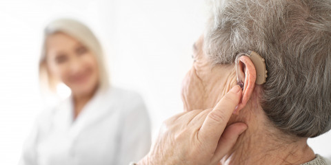 oude dame met hoorapparaat