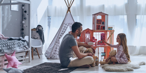 papa speelt met dochter tijdens verlof