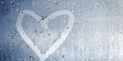 fenêtre avec gouttes de pluie et coeur