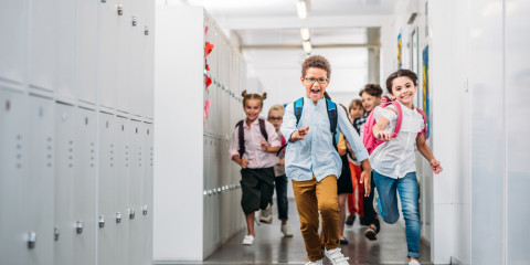 Kinderen lopen in de gang van school