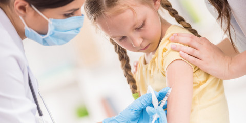 Jong meisje krijgt vaccinatie