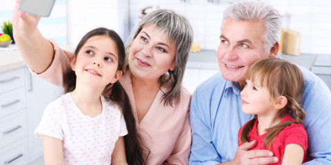 grands parents et petits enfants en train de se prendre en photos.jpg