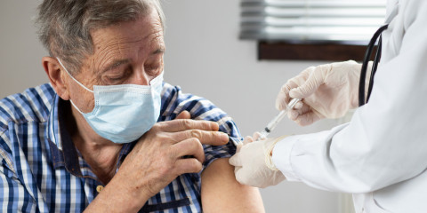 Vaccination homme âgé