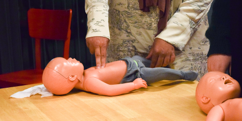 Levensreddend handelen op baby EHBO-pop