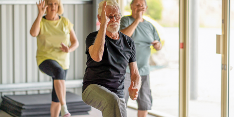 3 senioren doen binnen Tai Chi oefeningen