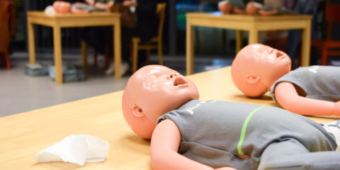 2 EHBO babypoppen op een tafel tijdens een workshop levensreddend handelen bij jonge kinderen