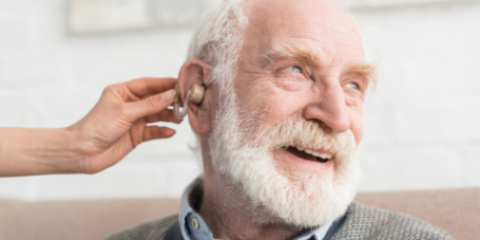 man met gehoorapparaat