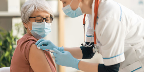 Dame âgée qui se fait vacciner