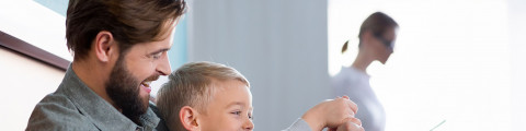 papa speelt met zoontje in ziekenhuis