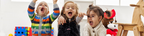 Jonge kinderen spelen met speelgoed in kinderopvang