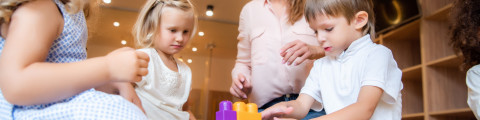 enfants qui joue avec des blocs