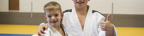 Twee jongens in judo outfit in de sportzaal 
