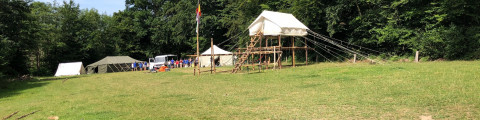 Camp scouts dans un champ à la campagne