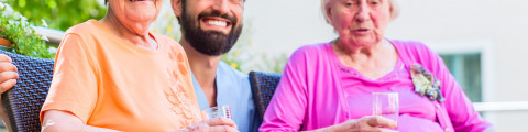 vrouwen zitten buiten met verpleger