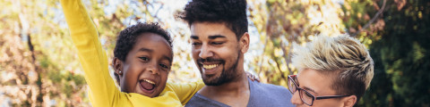 Glimlachende ouders met meisje