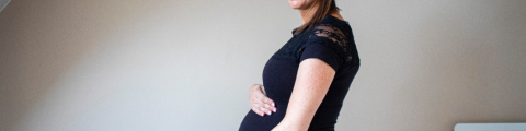 Femme enceinte avec ventre rond