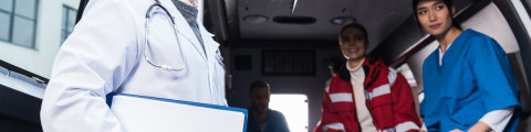 docteur et personnel médical dans ambulance