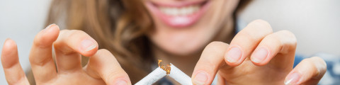 vrouw breekt sigaret in twee
