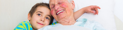 gelukkige oudere vrouw in bed met jongen banner