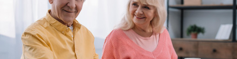 Oudere man en vrouw tekenen documenten