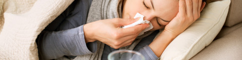 Vrouw met griep in bed