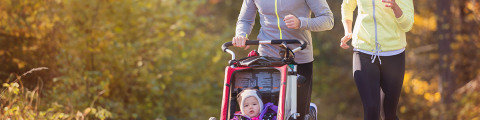 Ouders joggen met kinderwagen