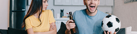 Un couple regarde un match de football à la télévision