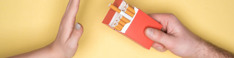 une main qui refuse une cigarette