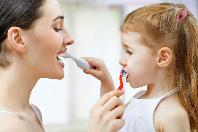 mama en dochter poetsen tanden