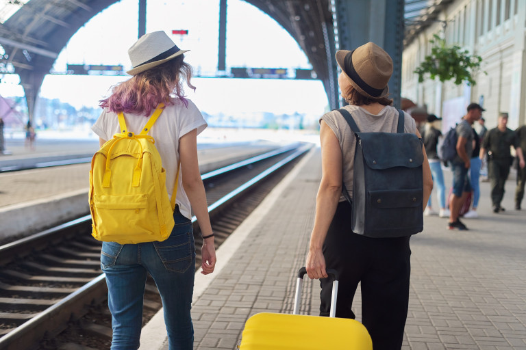 meisjes op reis met trein