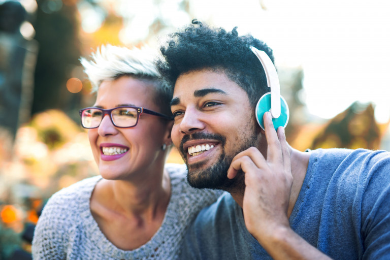 Koppel luistert naar muziek op headphones