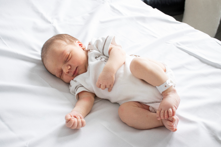 Pasgeboren baby op bed.